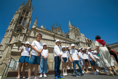Niños y niñas de Aransbur interpretando el Himno a Burgos en lengua de signos.