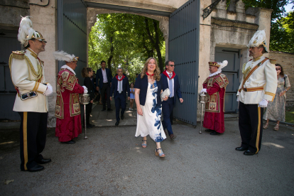 La alcaldesa de Burgos, Cristina Ayala, nada más llegar a la recepción oficial en el Palacio de la Isla.
