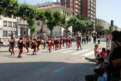Los danzantes de Burgos a su paso por la tribuna
