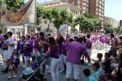 Cientos de peñistas desfilaron ante la atenta mirada de miles de burgaleses.