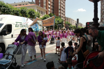 Cientos de peñistas desfilaron ante la atenta mirada de miles de burgaleses.