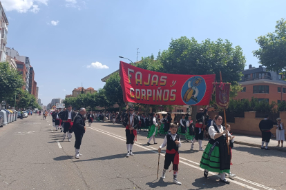 Cientos de peñistas desfilaron ante la atenta mirada de miles de burgaleses.