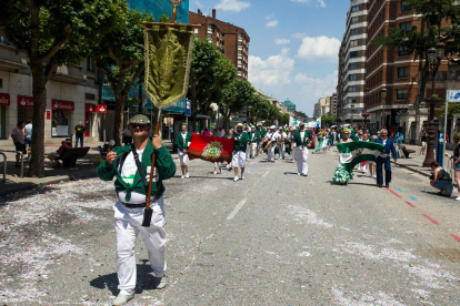 Cabalgata de peñas en las fiestas de San Pedro 2023.