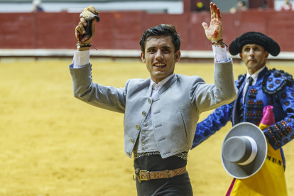 Guillermo Hermoso de Mendoza saluda a los tendidos portando la oreja que cortó al quinto toro del festejo.