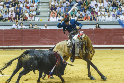 Todo un espectáculo Diego Ventura. El gran mandon del toreo a caballo, en racha triunfal se encontró ayer en Burgos con un lote poco propicio pero con el dictó dos lecciones de capacidad a caballo.