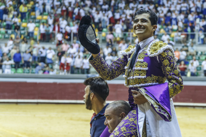 Cara de satisfacción del torero mexicano mientras saluda a los tendidos cuando salía a hombros tras su cuarto triunfo en Burgos.