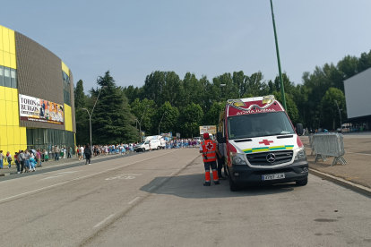 Una ambulancia de Cruz Roja durante el acceso a los toros en el Coliseum.