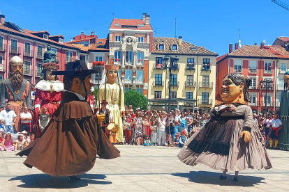 Baile de los Gigantillos en la Plaza Mayor de Burgos, seguido por cientos de niños y sus familias.