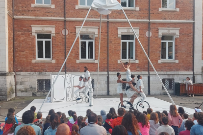 'Truca Circus', con Sopla!, en un momento de su actuación en el Palacio de la Isla.