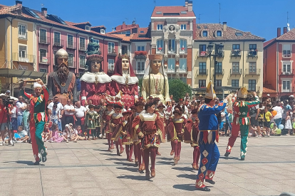 Bailes de los Danzantes de Burgos en la Plaza Mayor.