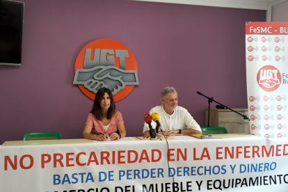 Los representantes de Federación de Servicios de UGT, Yolanda Zamorano y Luis Guitérrez, durante la exposición de motivos para convocar la huelga en el comercio.