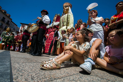 Niños siguiendo los bailes de los Gigantillos, en la Plaza Mayor.