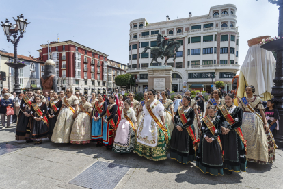 Homenaje al Cid, en Burgos, con la Fallera Mayor de Valencia y la Reina de la Huerta Murciana.