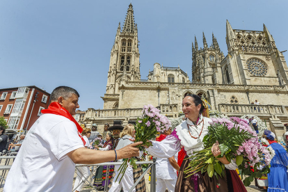 Instante de la Ofrenda Floral a Santa María la Mayor.