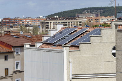 Paneles de energía solar en un edificio de viviendas en la capital burgalesa.