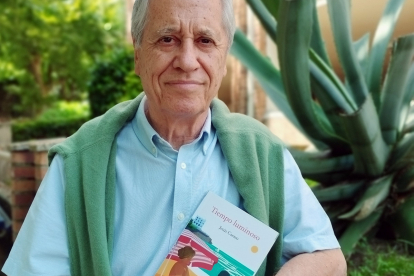 El novelista y dramaturgo Jesús Carazo, con un ejemplar de su novela ‘Tiempo luminoso’.
