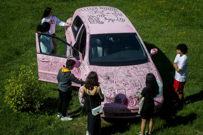 Un grupo de alumnos observa el coche fantástico del Diego Marín Aguilera.