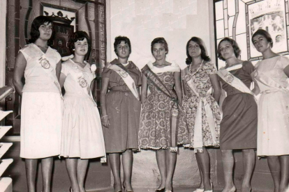 Reina y damas en la escalera del Ayuntamiento de Aranda. 1959