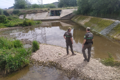 Agentes medioambientales intervienen en un desvío de agua sin autorización en el río Arlanzón.