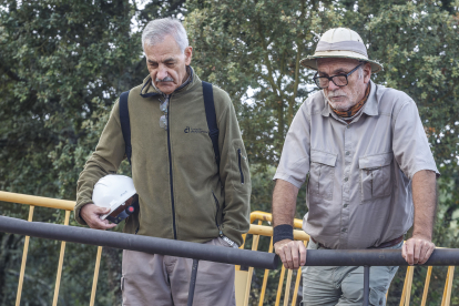 José María Bermúdez de Castro y Eudald Carbonell observan desde la plataforma de Penal los trabajos en Gran Dolina.