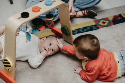 Dos bebés interactúan en una sesión.