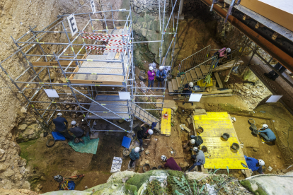Perspectiva del trabajo en Elefante. La parte rodeada de andamios esconde la pendiente. El resto de la superficie excavan lo más antiguo de Atapuerca.