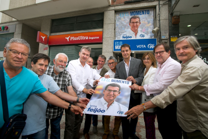 Los candidatos del PP de Burgos, en su sede electoral de la calle Vitoria.
