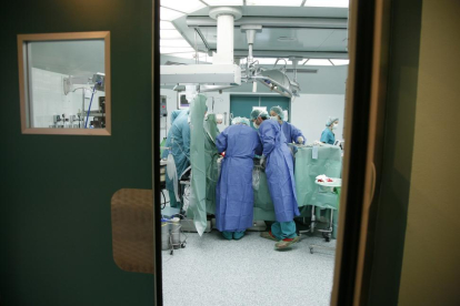 Un equipo de cirujanos prepara a un paciente en el quirófano antes de que llegue el corazón del donante.