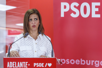 Esther Peña durante su intervención en el nuevo local de campaña que el PSOE ha instalado en Gamonal.