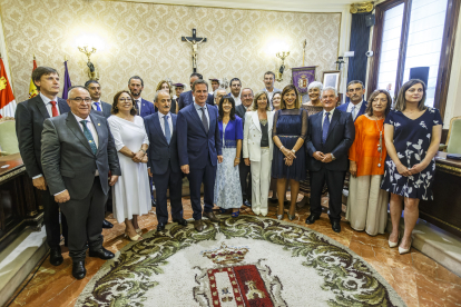 Foto de familia de los nuevos corporativos de la Diputación Provincial de Burgos.