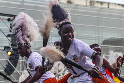 El grupo folclórico ugandés 'Crane Perfomers' durante su participación en la inauguración del 45 Festival Internacional de Folclore Ciudad de Burgos.
