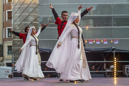 Actuación de los bailarines del grupo serbio Mlados Nova Pazova.