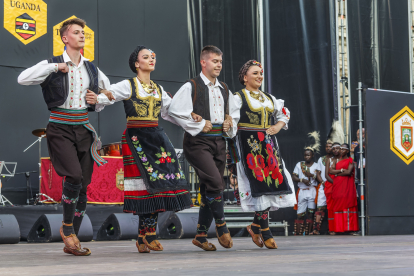 Actuación de Mlados Pazova de Serbia durante la gala de inauguración