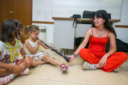 El curso de verano es un primer acercamiento a los instrumentos musicales de los más pequeños.