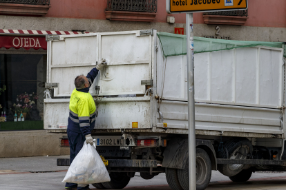 Un empleado del servicio de limpieza recoge residuos en el centro de la ciudad.