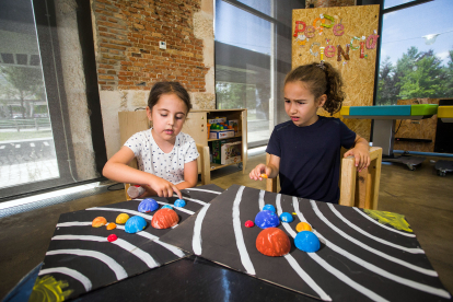 Los niños de Infantil están recreando el sistema solar tras conocer la historia de Copérnico y cómo se mueven los planetas en el Sistema Solar.
