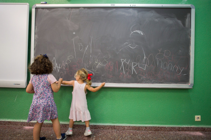 Los niños descubren que en su aula además de números y letras, en verano hay muchos juegos.