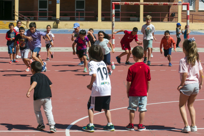 Aunque lo que más gusta a los niños son los juegos al aire libre. En el cole de veranos el protagonista es el patio.