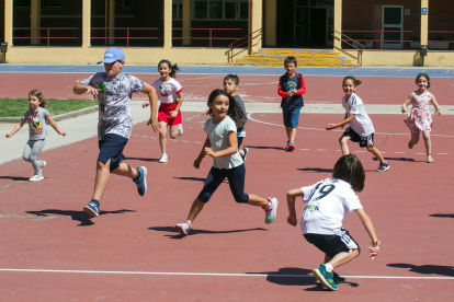 Aunque lo que más gusta a los niños son los juegos al aire libre. En el cole de veranos el protagonista es el patio.