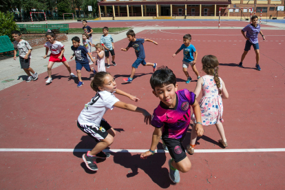 Aunque lo que más gusta a los niños son los juegos al aire libre. En el cole de veranos el protagonista es el patio.