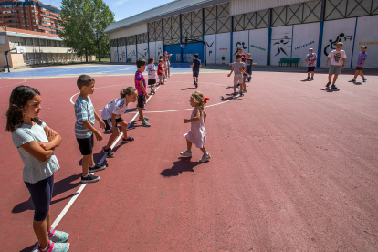 Aunque lo que más gusta a los niños son los juegos al aire libre. En el cole de veranos el protagonista es el patio.