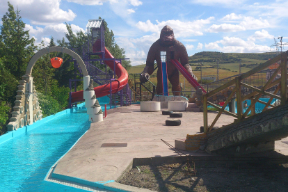 El gorila con toboganes de las piscinas del camping Picón del Conde, en Monasterio de Rodilla.