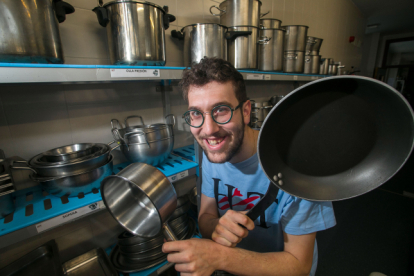 Alejandro Pérez posa en las cocinas del CIFP La Flora