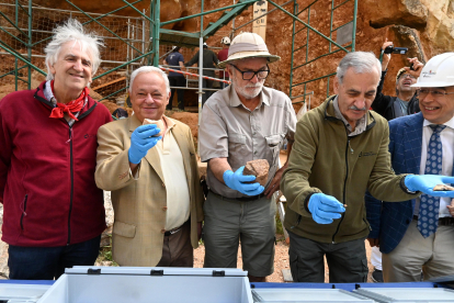 Los codirectores, el consejero de Cultura, Gonzalo Santonja, y el delegado de la Junta en Burgos observan las principales piezas extraídas este año en Atapuerca.
