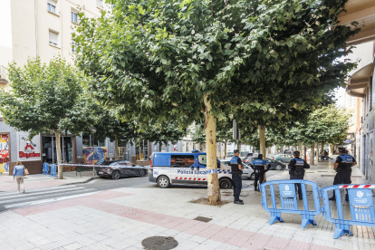 Cordón policial y vallas en las aceras de la calle Briviesca.