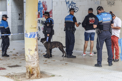 La Unidad Canina de la Policía Local durante uno de los registros.