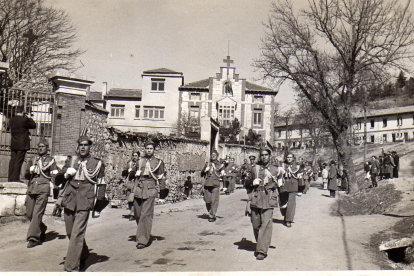 Desfile de la Brigada de Tropas Sanitarias nº 10 y banda de música por la calle Emperador frente al Dispensario Año 1952.