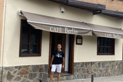 Miguel posa en la puerta del Café Berlín