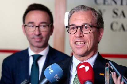 El consejero de Industria, Comercio y Empleo, Mariano Veganzones, junto al director general de Trabajo, Fernando de la Parte, en una imagen de archivo.