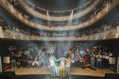El Nido despidiendo su concierto en el Teatro Principal de Burgos